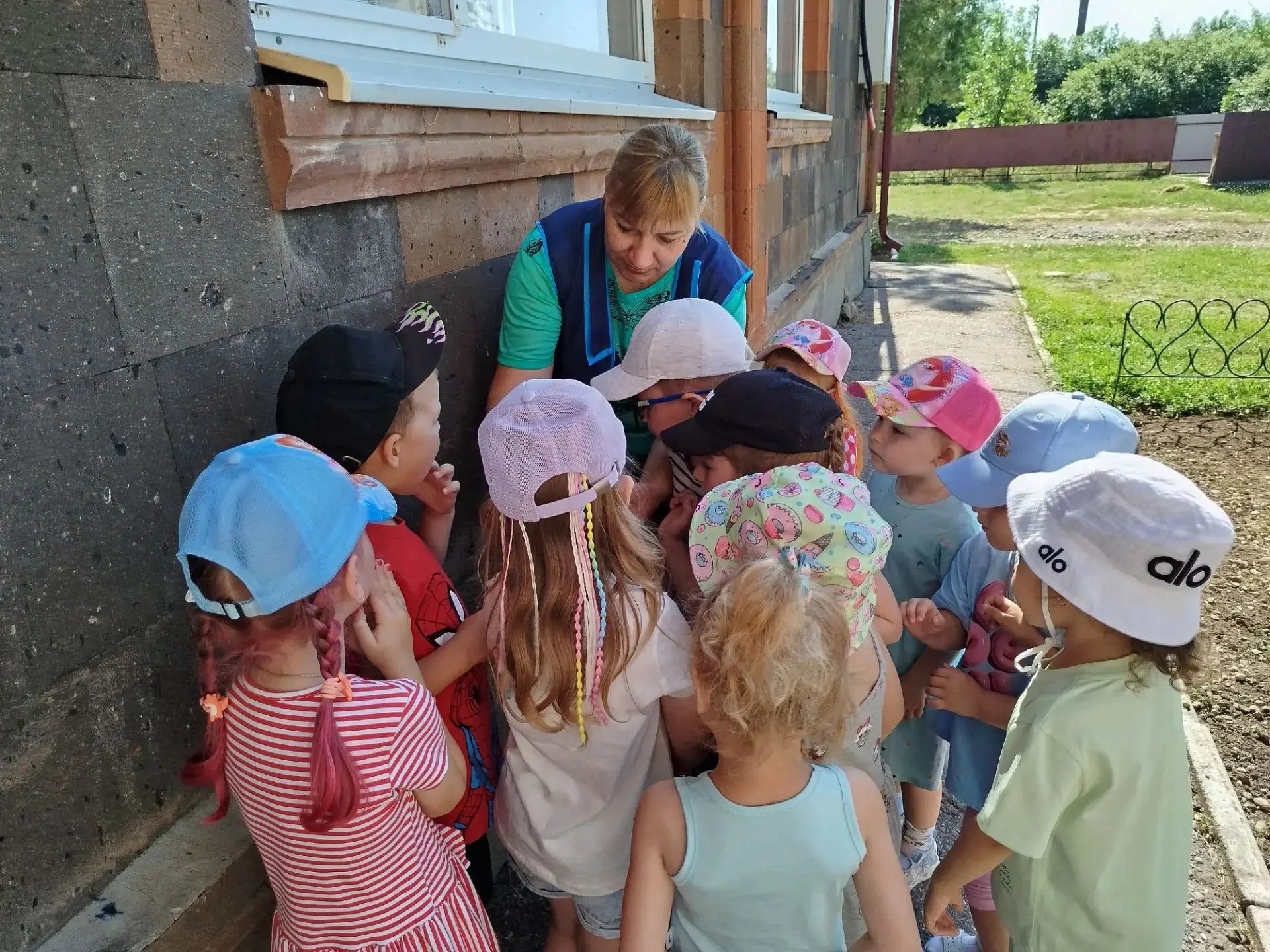 Сегодня воспитанники средней группы с замиранием сердца💕 наблюдали за настоящим птенцом, выпавшим и