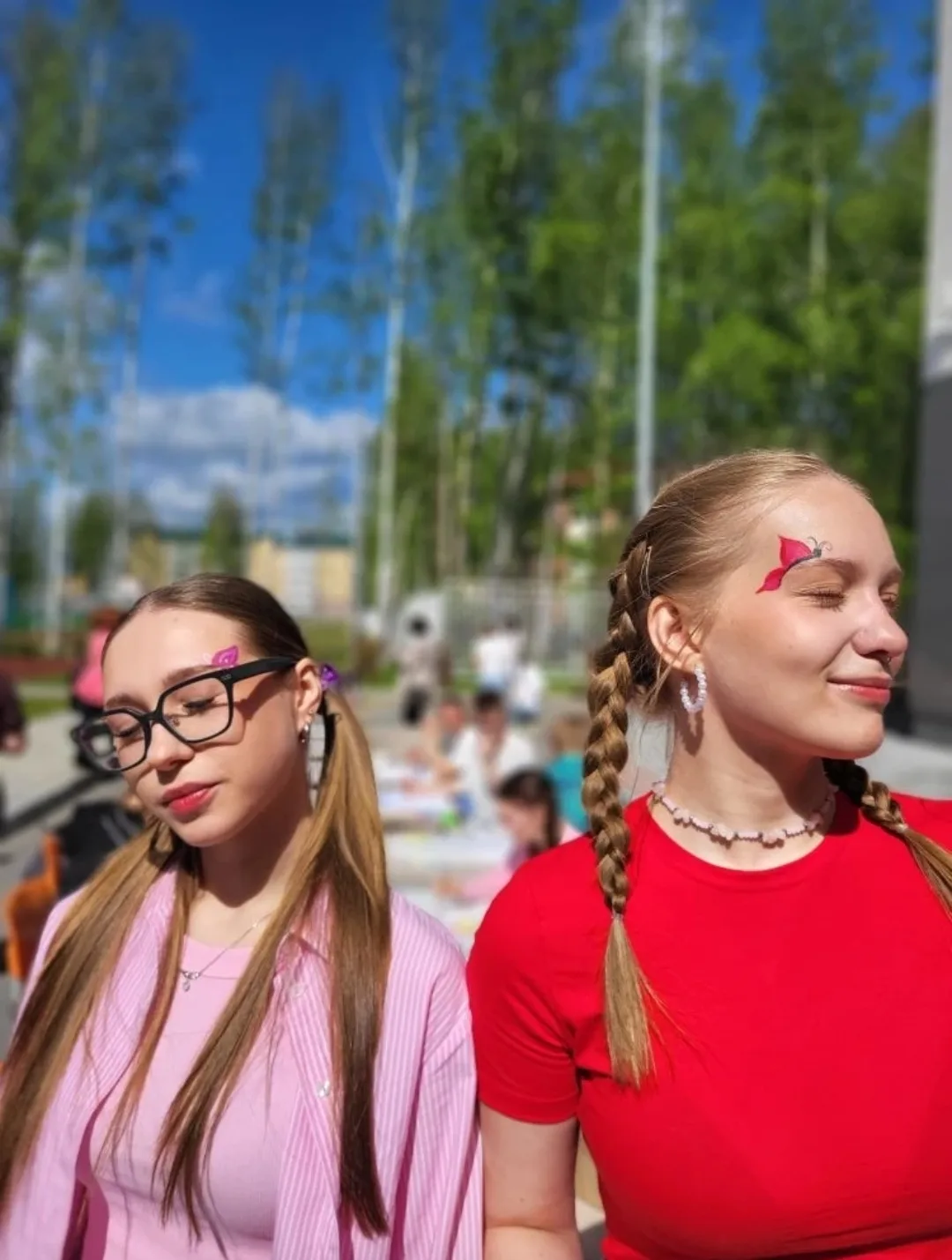 Назад в детство🧸    👫В нашей школе прошёл особенный и трогательный день — День детства среди выпускн