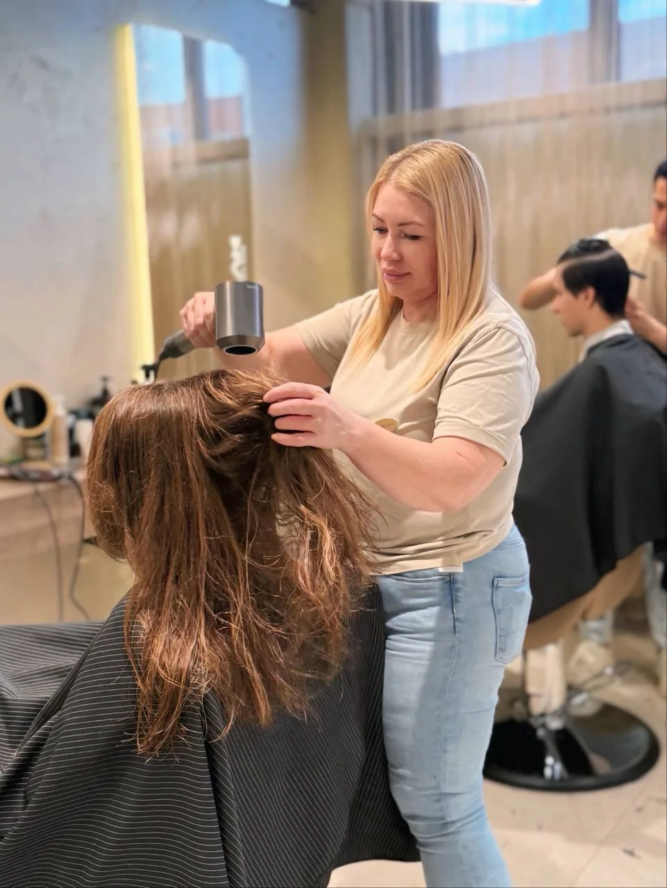 За любимым делом 🥰 наш стилист по волосам Екатерины Дацко ✂️