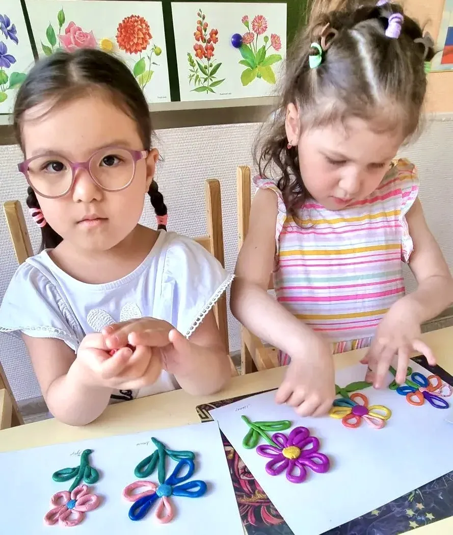 УЧИМСЯ, ИГРАЯ (Часть 3) ☝️И ещё немного о том, как учатся наши дошколята.   🌸 Во время изучения цвет