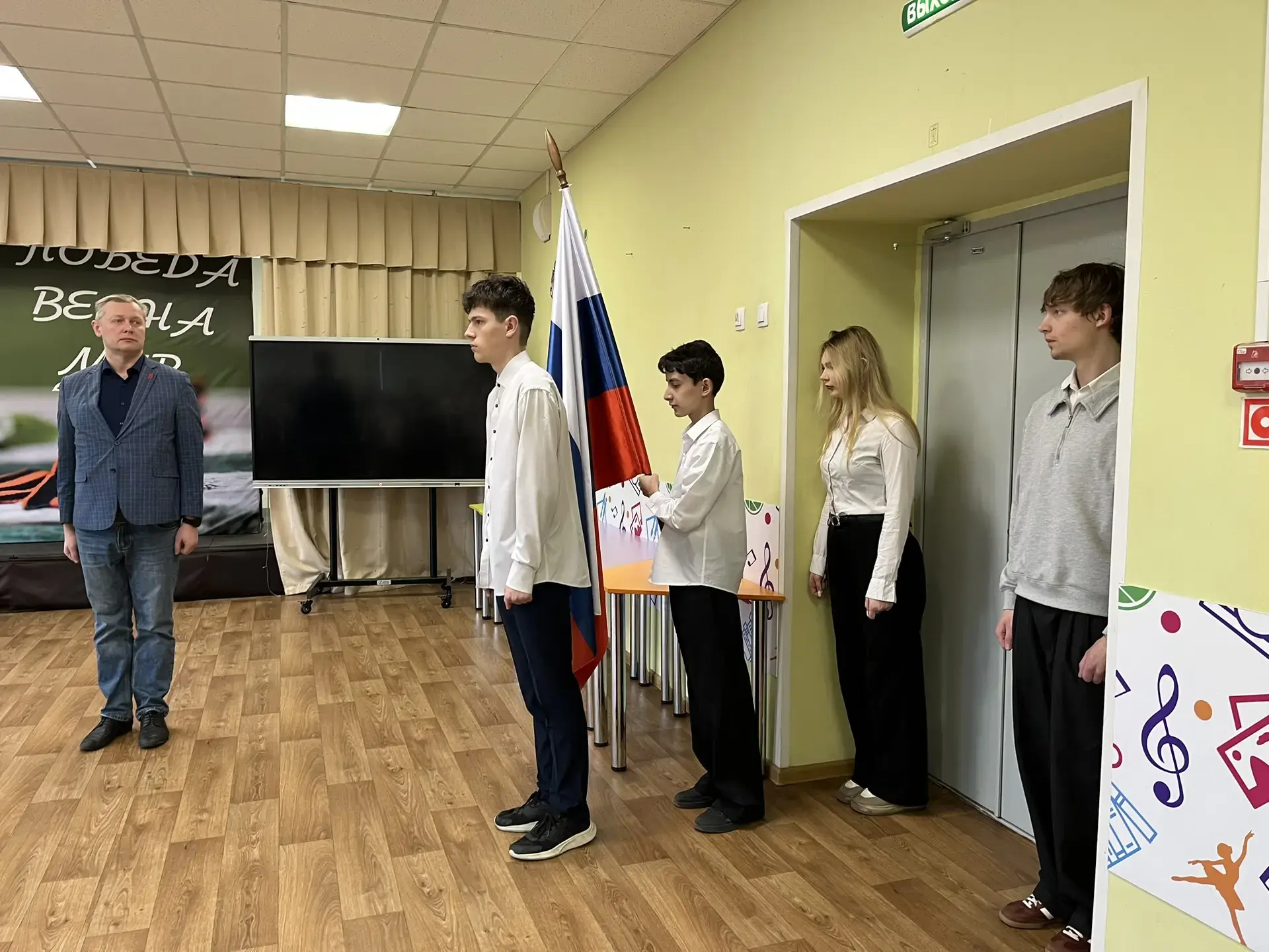 НАЧАЛО НОВОЙ УЧЕБНОЙ НЕДЕЛИ  Новая учебная неделя началась с традиционной линейки и выноса Государст