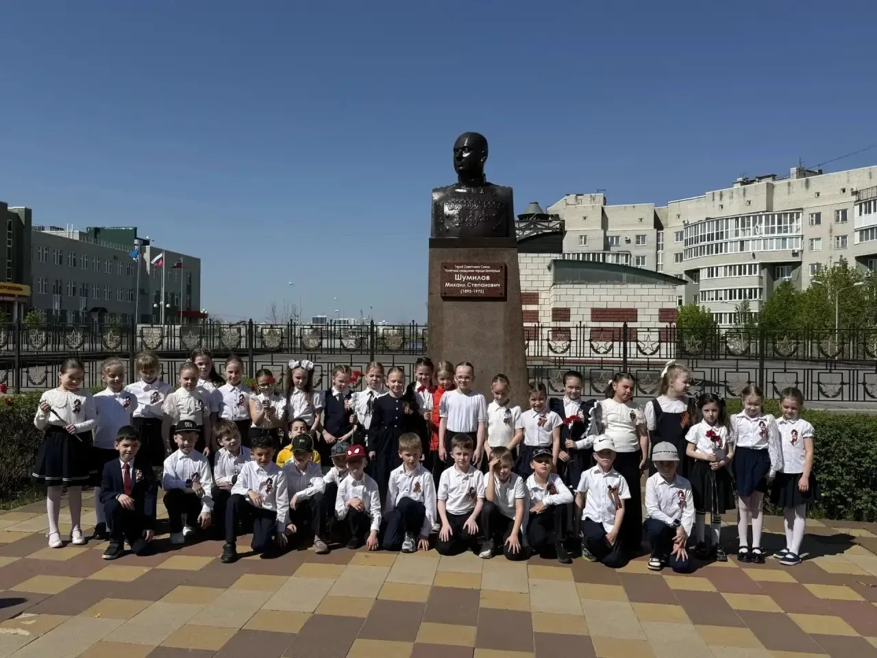 Маленькие шаги к большой памяти…  В преддверии 9 Мая ученики 1 «А» и 1 «Б» классов с трепетом и уваж