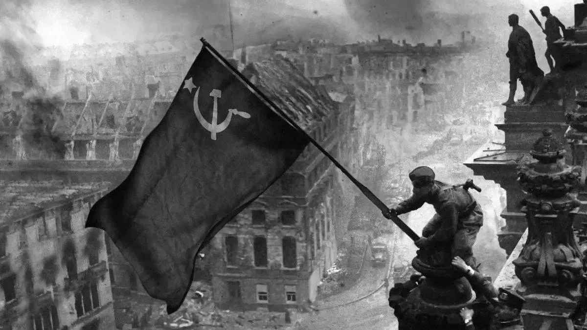 30 апреля 1945 года бойцы Красной Армии водрузили Знамя Победы над зданием Рейхстага в Берлине.
