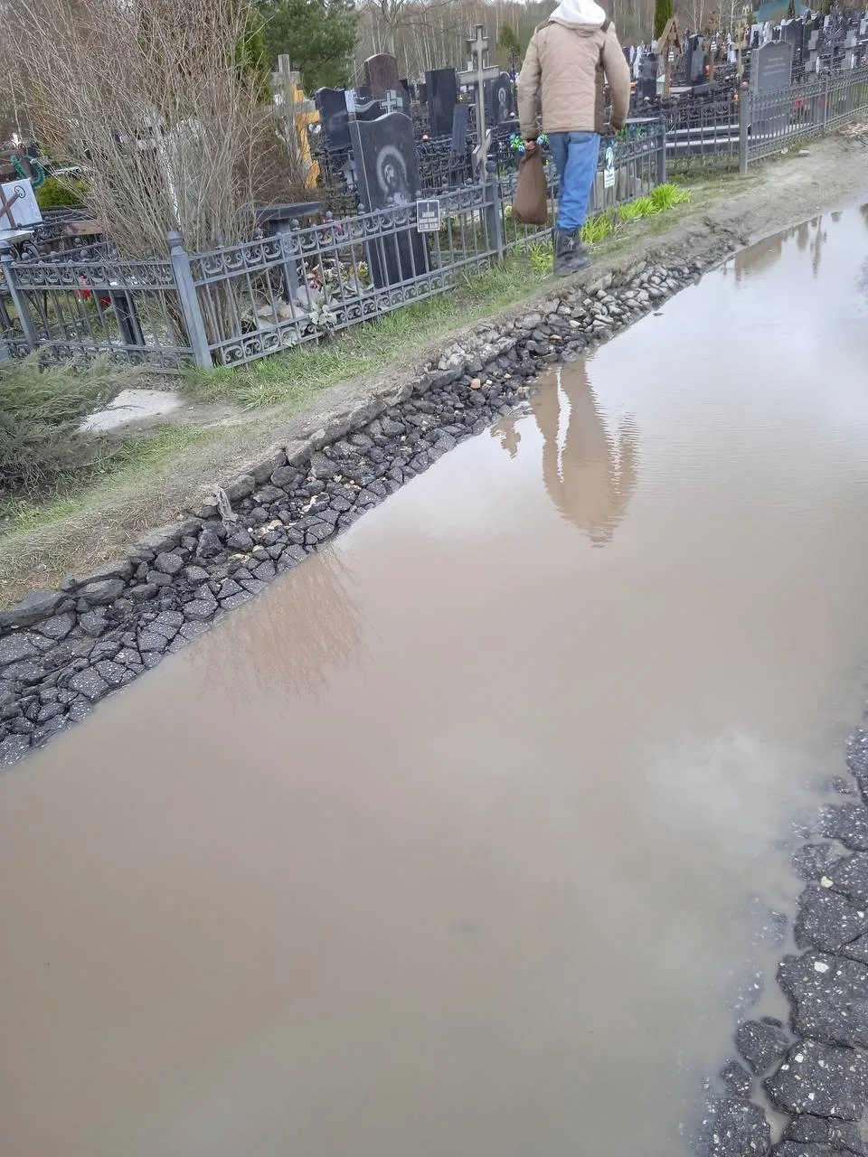 🌊 Ново-Стригинское кладбище ушло под воду  Погост на Автозаводе превратился в болото из-за сильного 