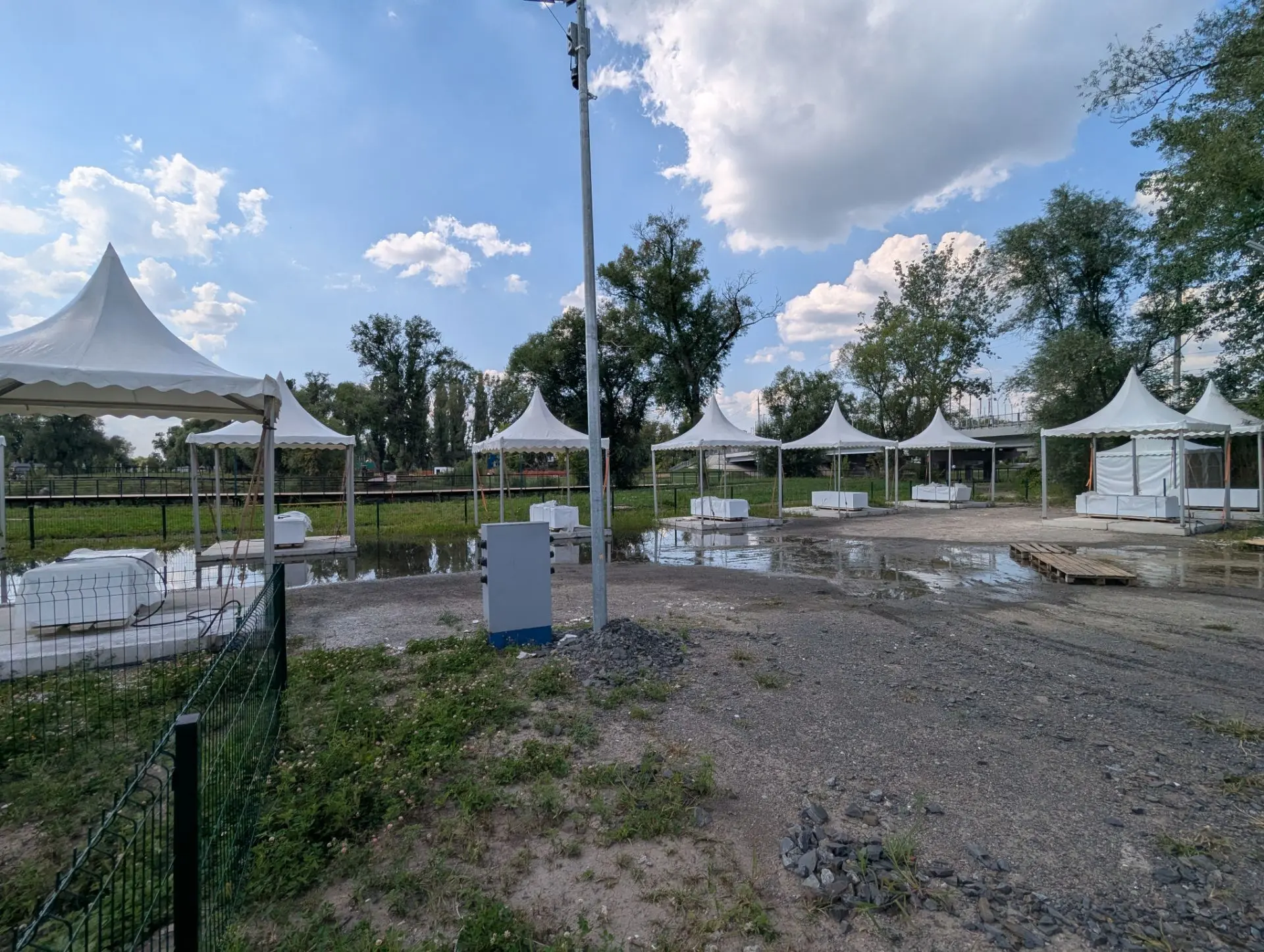 Собрали в  Белгороде 11 шатров 3 х 3, для парка скульптур, завершение изготовления новы...