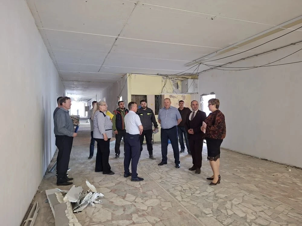 🏗НОВОСТИ КАПРЕМОНТА  Ремонтные работы в МБОУ «СОШ №56» продолжаются.   Сегодня на еженедельном совещ