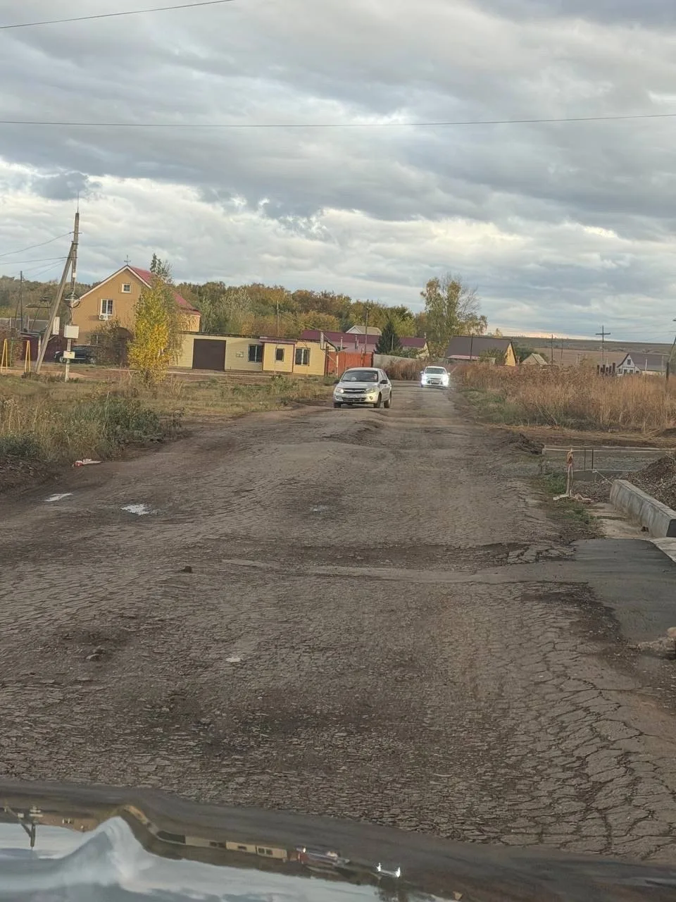 «Просто невозможно ездить»: В селе Приютово разбитую дорогу засыплют щебнем