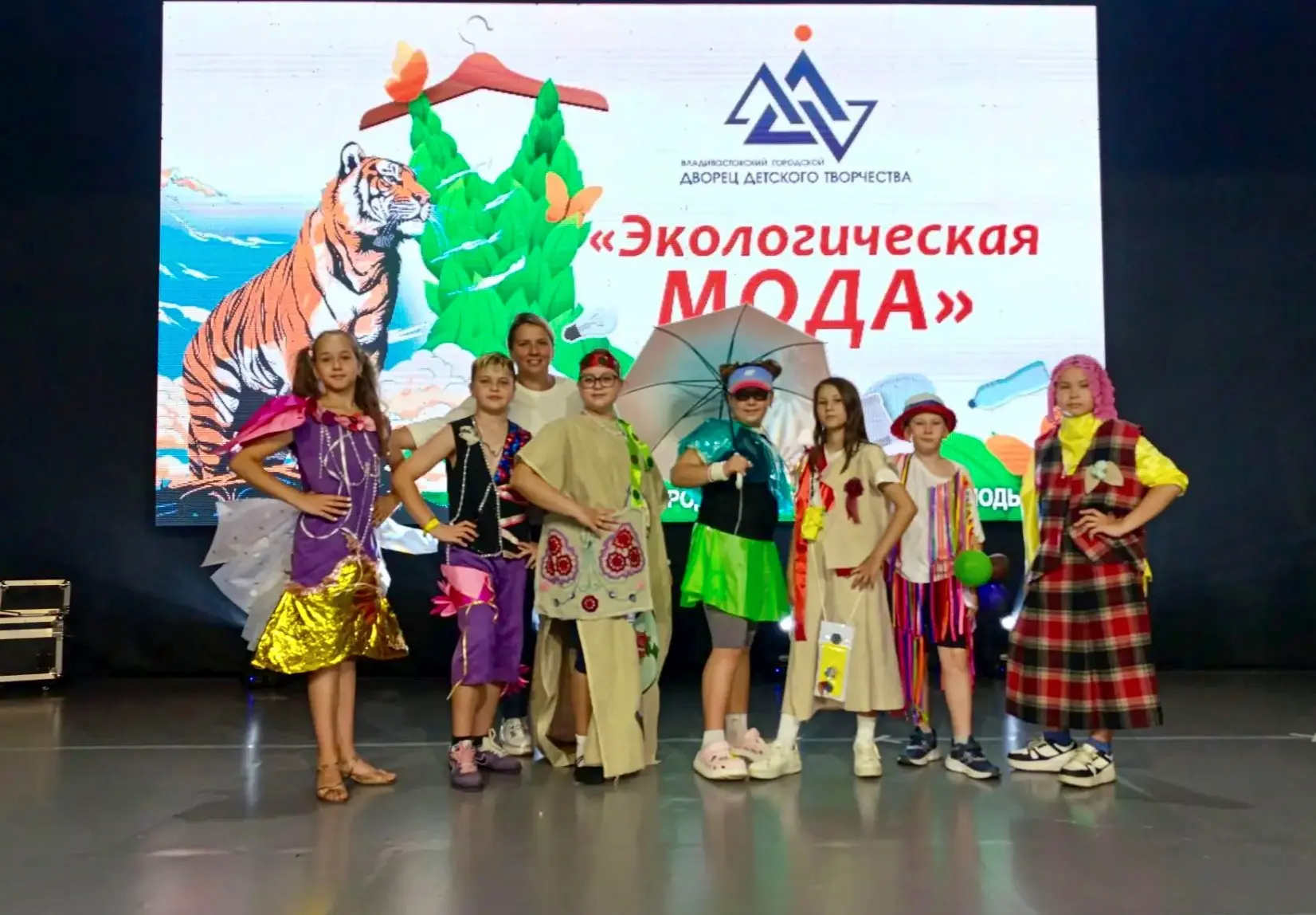 🌿♻️ От картона до подиума: наши ученики на конкурсе «Экологическая мода»!
