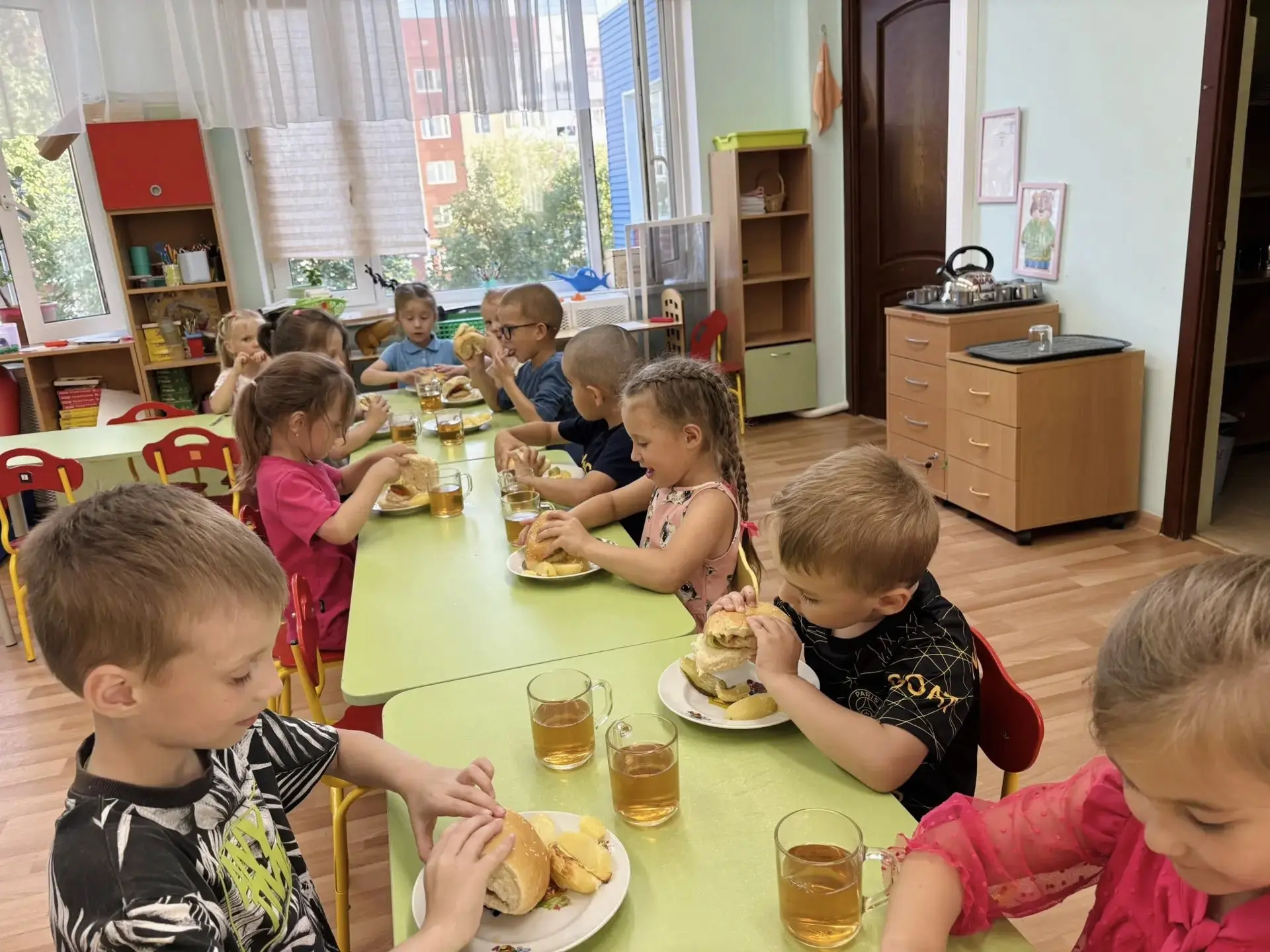 27 июля День рождения Гамбургера! 
🍔🎂 

Да-да, сегодня именно его день! Мы не стали идти в кафе, а