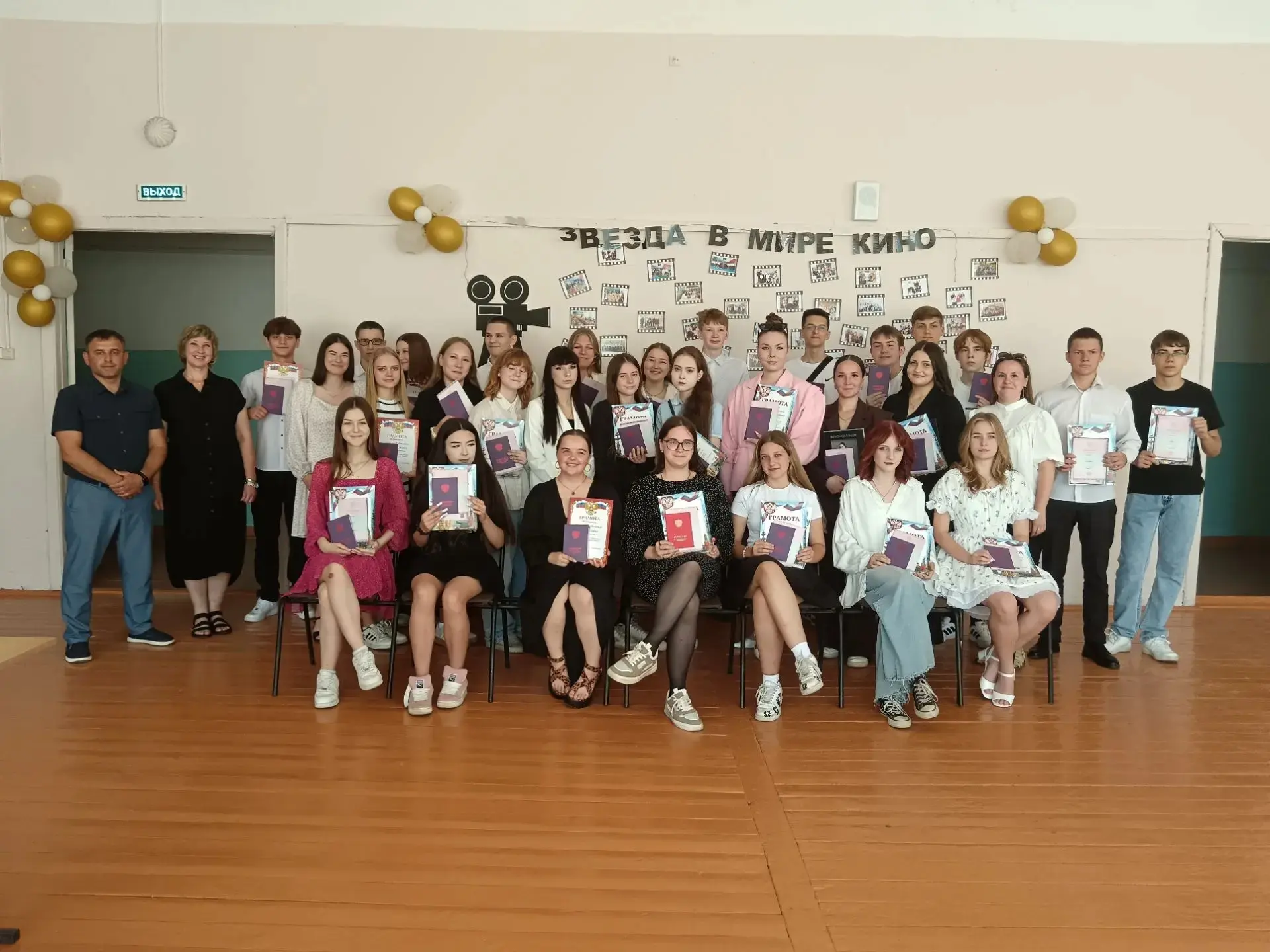 🎓 ВРУЧЕНИЕ АТТЕСТАТОВ - 2026! 🎓

В нашей школе прошло трогательное событие  — торжественное вручен