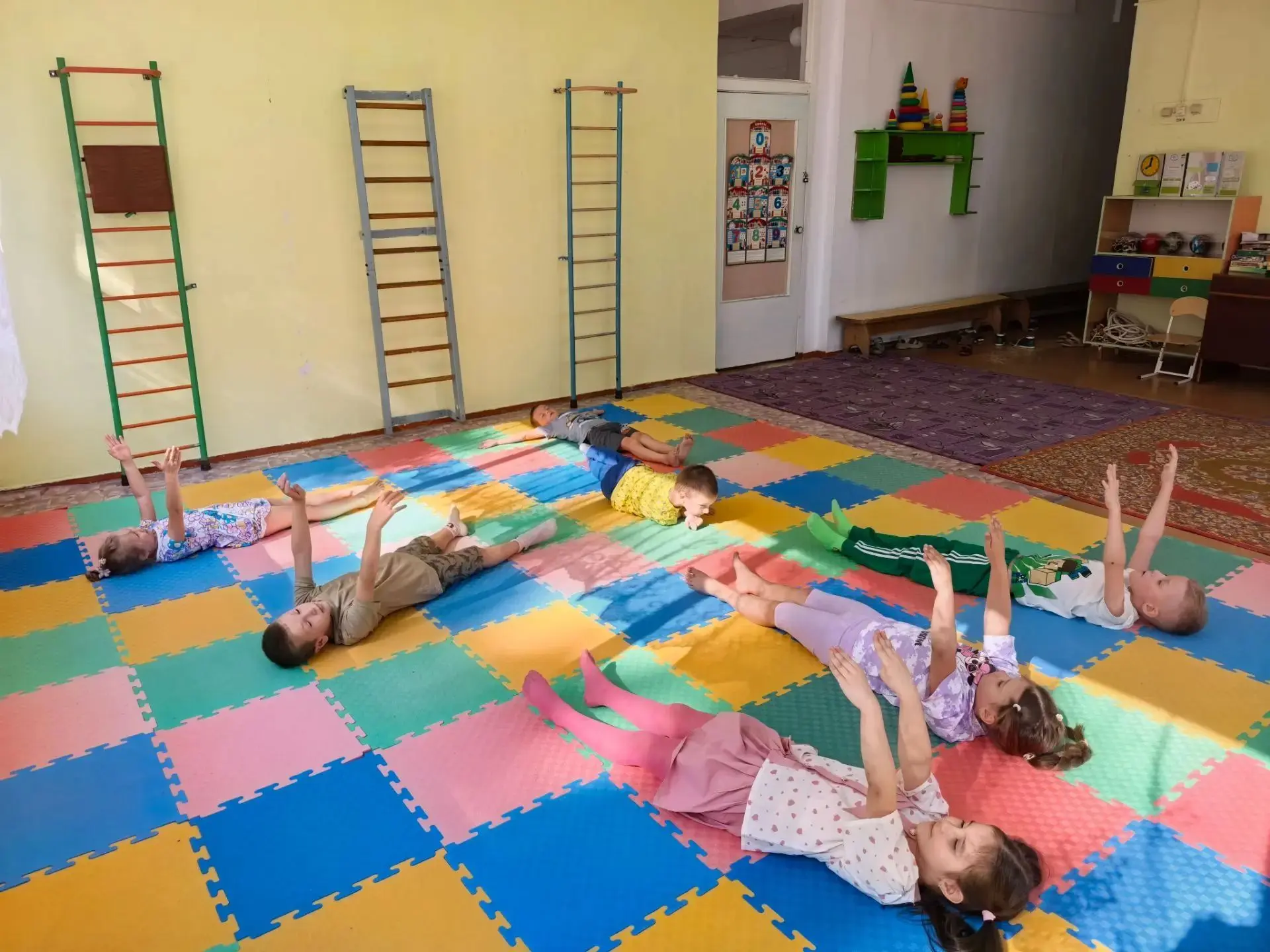 Физкультура: Зарядка, отжимания , прыжки в длину, бросок мяча в кольцо .