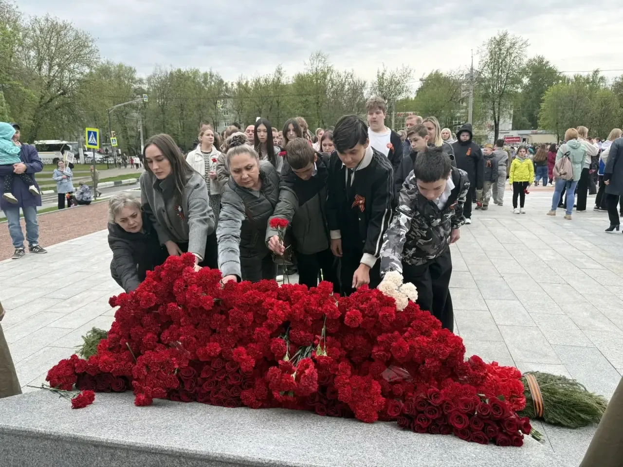 9 мая делегация обучающихся и педагогов приняли участие в городском мероприятии и возложили цветы к 