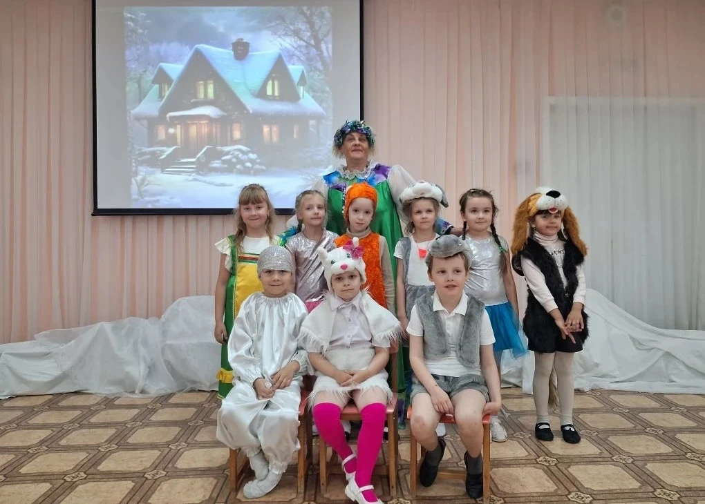 Вчера в нашем ДОУ состоялся отчётный спектакль театральной студии «Курляндия»  «Снежный колобок»!
На