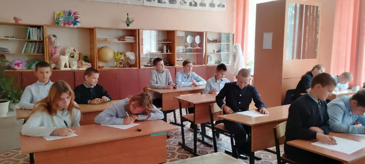Наша школа приняла участие во Всероссийском диктанте «Россия — дом народов»!