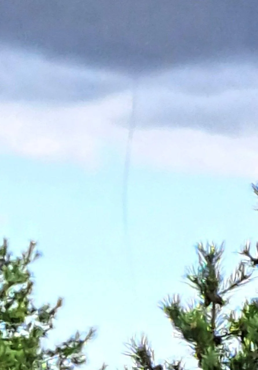 Над Куршским заливом заметили тонкий «водяной смерч» 🌪️