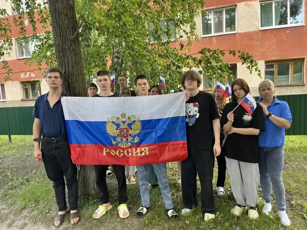 Студенты Калининского техникума агробизнеса присоединились к патриотической акции «Флаг...
