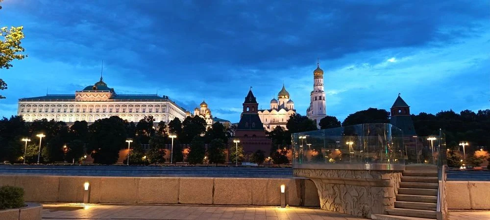 А Герман Борисович уехали в Москву без меня и шлют оттуда планы новогоднего обращения! Я теряюсь, хо