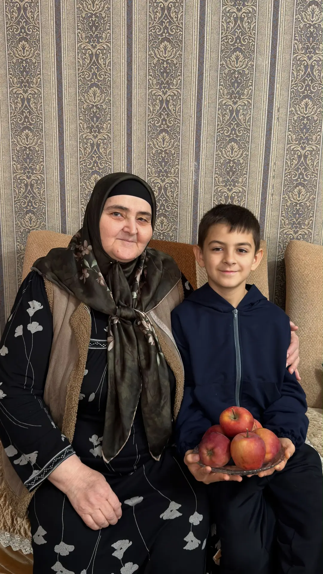 День пожилых 👵 Магомедова Айшат Асадулаевна , вместе со своим внуком,учеником  3 б кла...