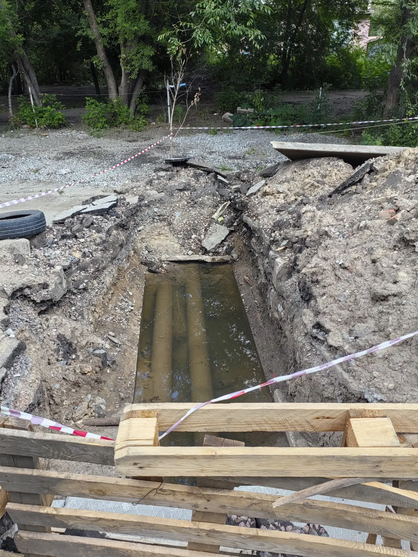 Рядом с домом на ул. Моторная 11, на Московке 2, трубы утонули в зловонной жиже.