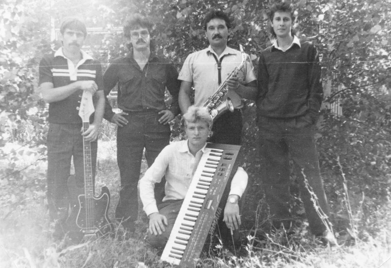 🎶 Время идёт, музыка остаётся.

Перед вами архивные фото народного ВИА «Лира».

📷 Первое фото — ор