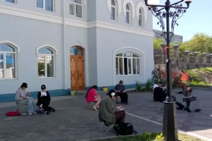 Воспитанники Детской школы искусств Сосновоборска посетили храм и провели пленэр

4 июня воспитанник
