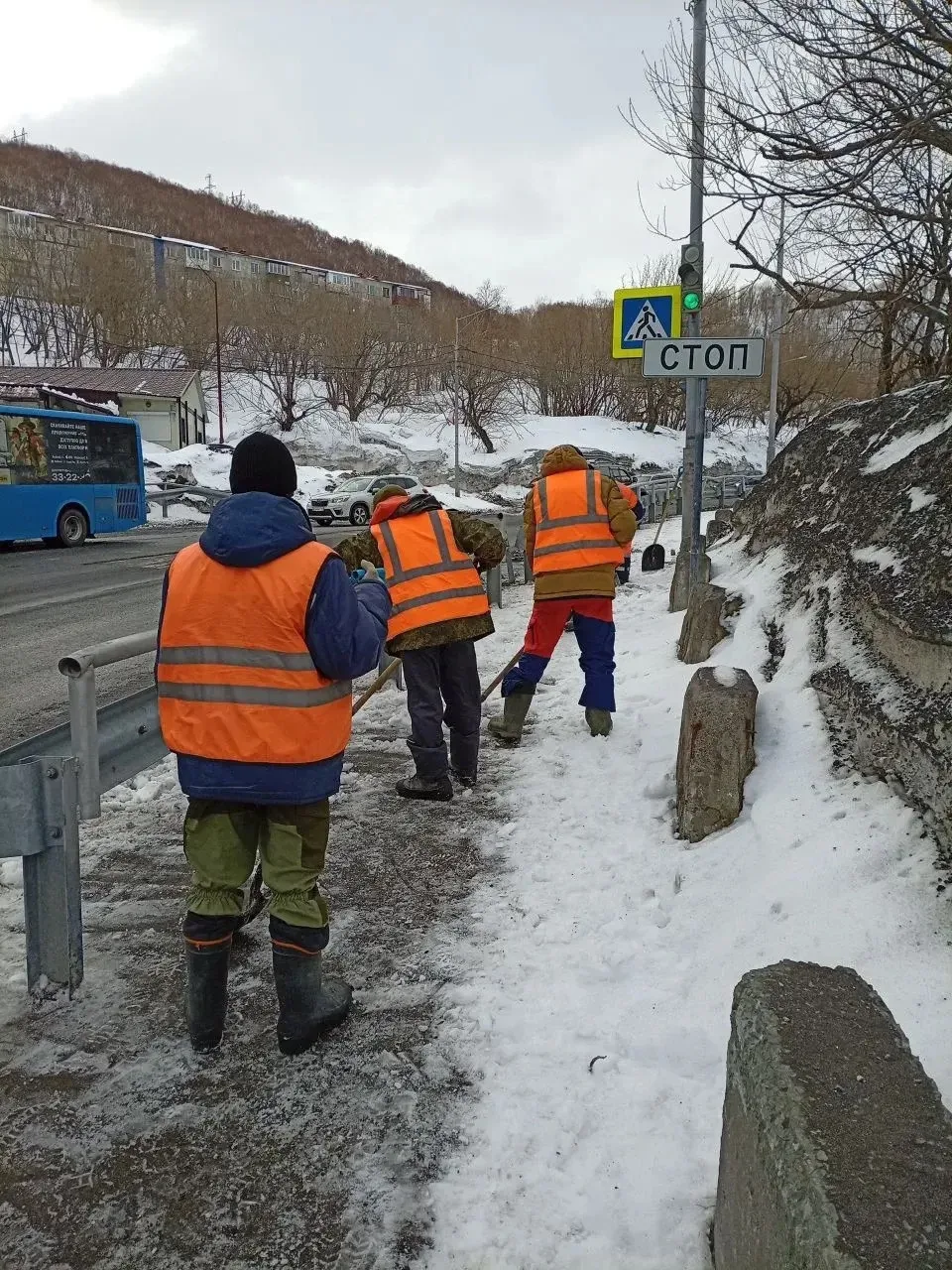 Бригады ручного труда продолжают работы по расчистке пешеходных зон.  📍Ленинский район   Работает бр