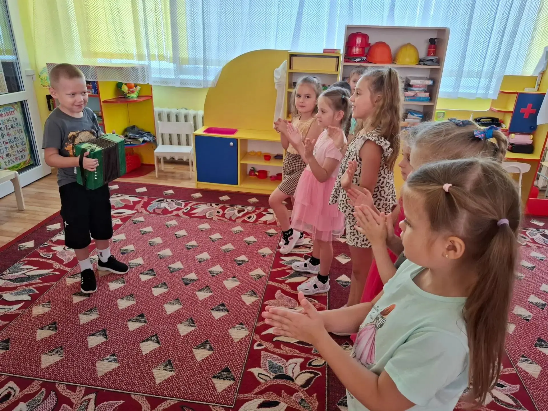 У неё вся душа нараспашку, 
И хоть пуговки есть – не рубашка,
Не индейка, а надувается,
 И не птица,