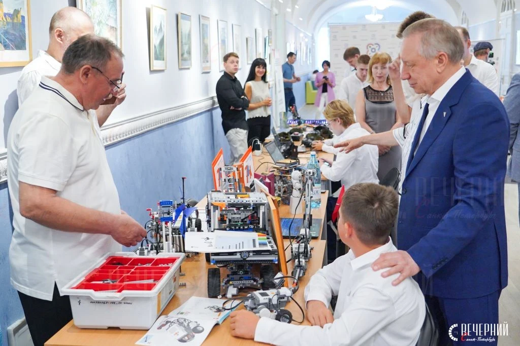 🏛 Александр Беглов оценил достижения Василеостровского района

На выставке достижений губернатору п