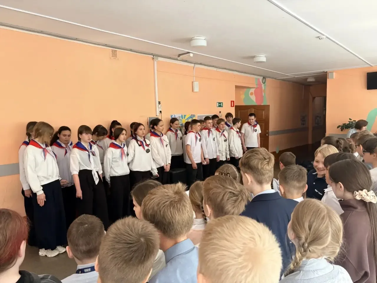 В школе продолжается флешмоб «Голоса Победы»! 🎶❤️🔥  Каждый день — новая песня, новое настроение и жи