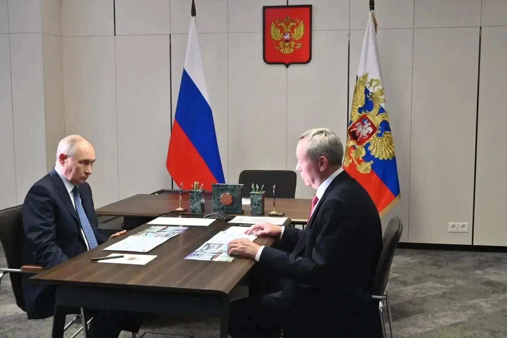 Президент Владимир Путин в ходе поездки в Новосибирскую область заслушал доклад Губерна...