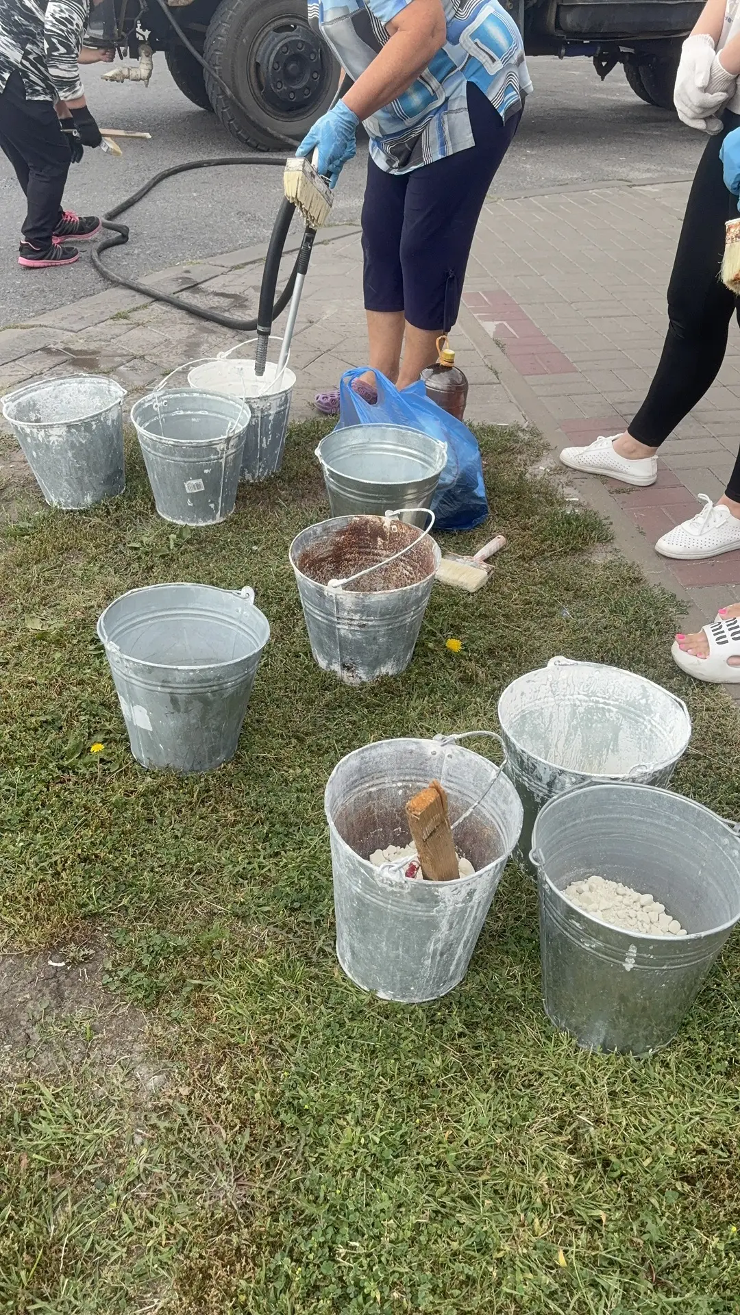 Сегодня сотрудники управления приняли участие в субботнике. Побелили столбы на централь...