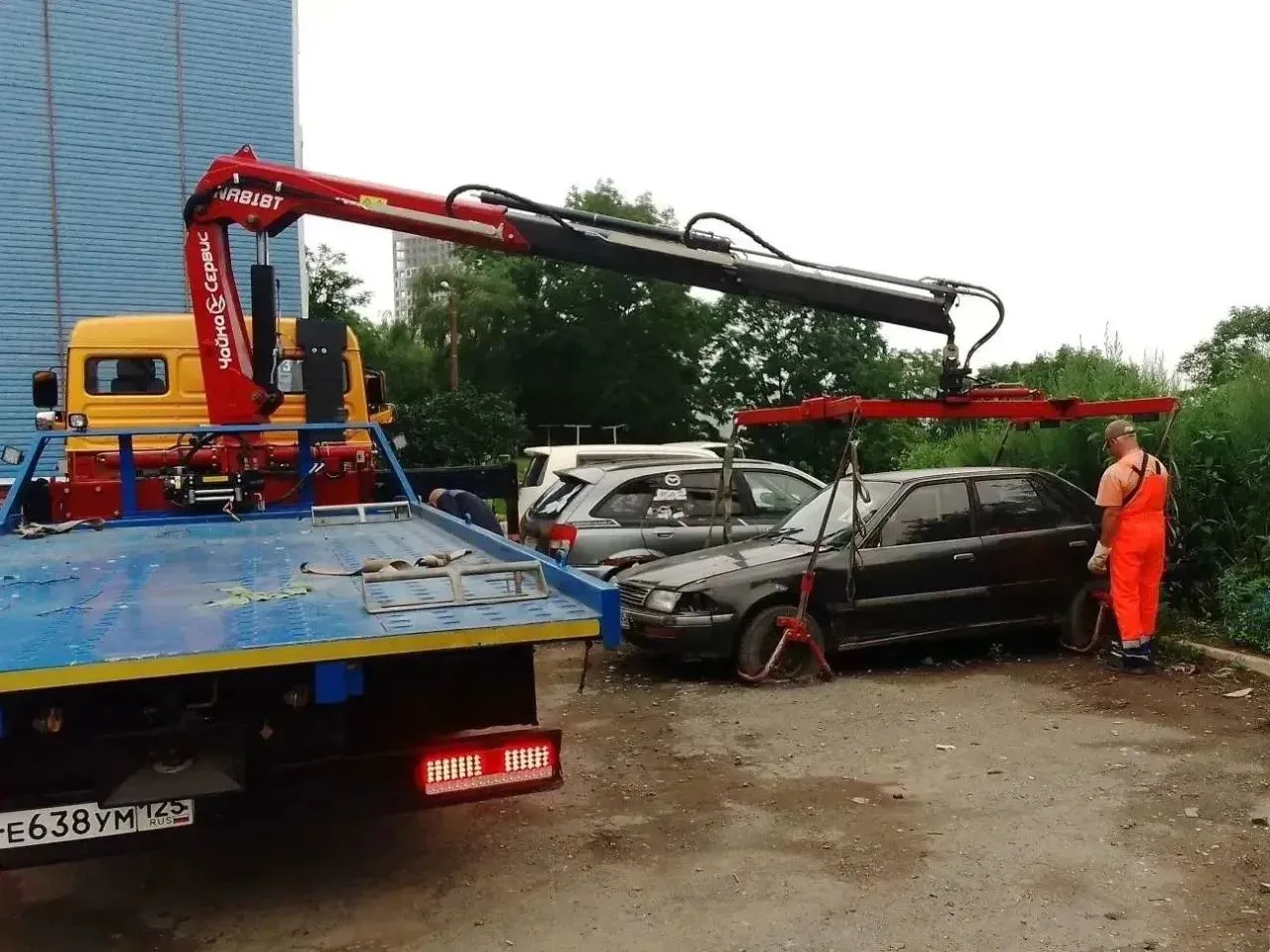 🚙 Брошенные автомобили продолжают убирать с улиц Владивостока