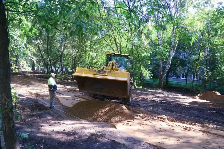 🌳В Ижевске продолжается благоустройство Березовского сквера за домом №50 по Тверской.