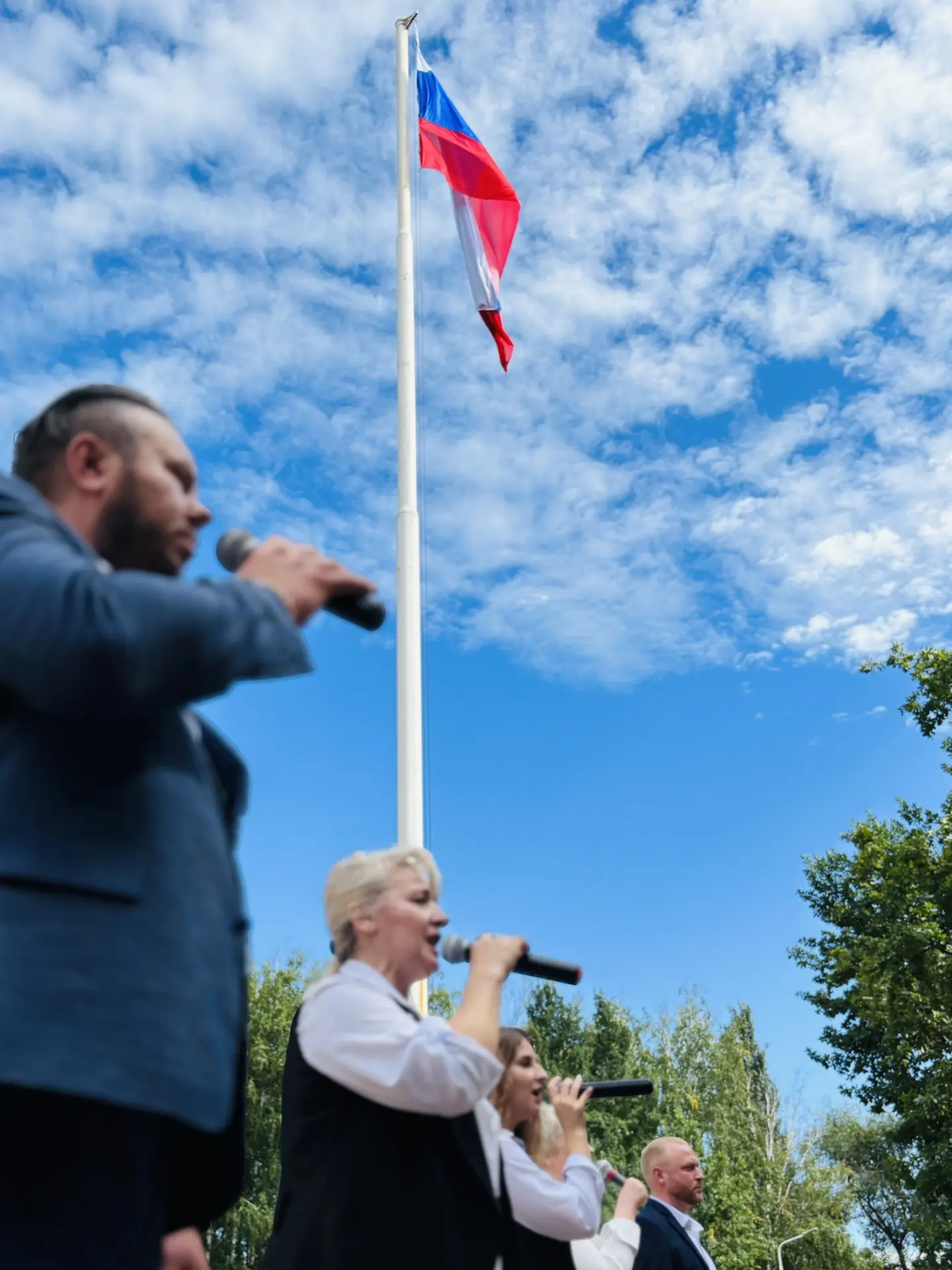 🇷🇺 Российский флаг торжественно подняли под звуки гимна