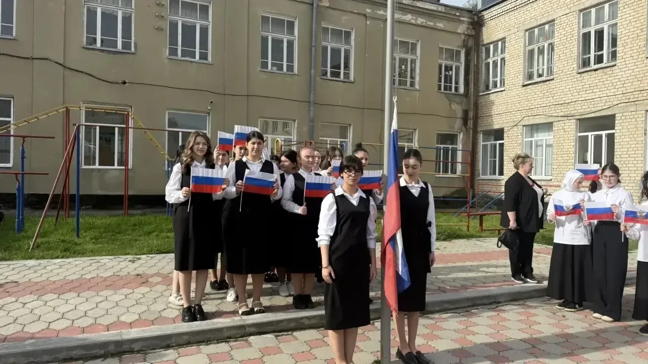 🇷🇺Церемония поднятия флага Российской Федерации в Карачаево-Черкесском педагогическом колледже им. У