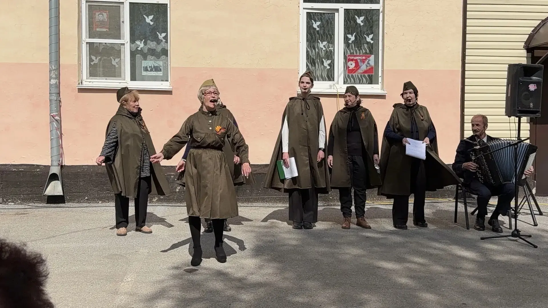 Всероссийская акция «Поем хором» прошла в городе ☝  В программе прозвучали всеми любимые военные пес