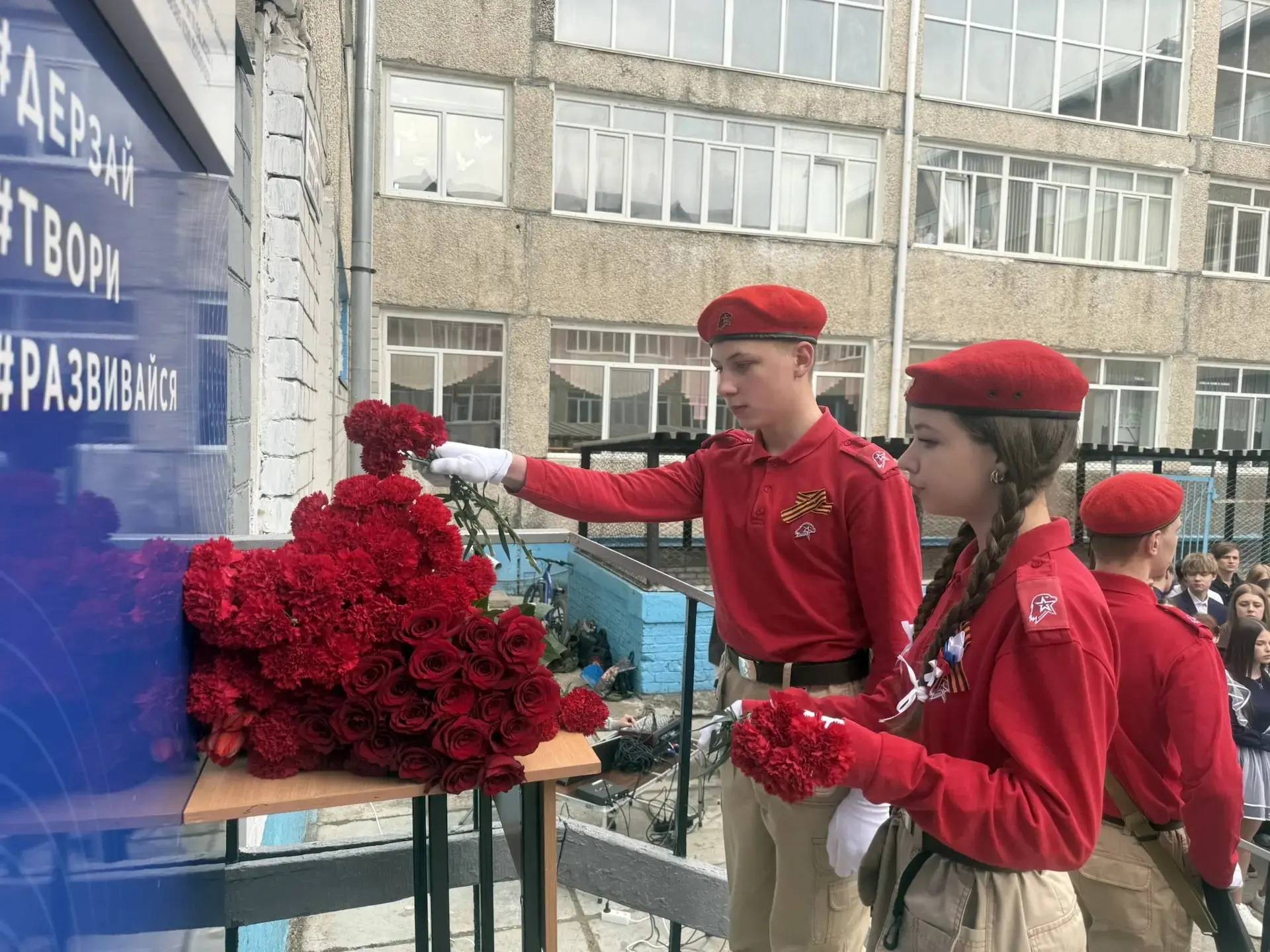 🕊 Алые гвоздики и тишина  В церемонии открытия мемориальной доски Андрею Мамонову был момент, которы