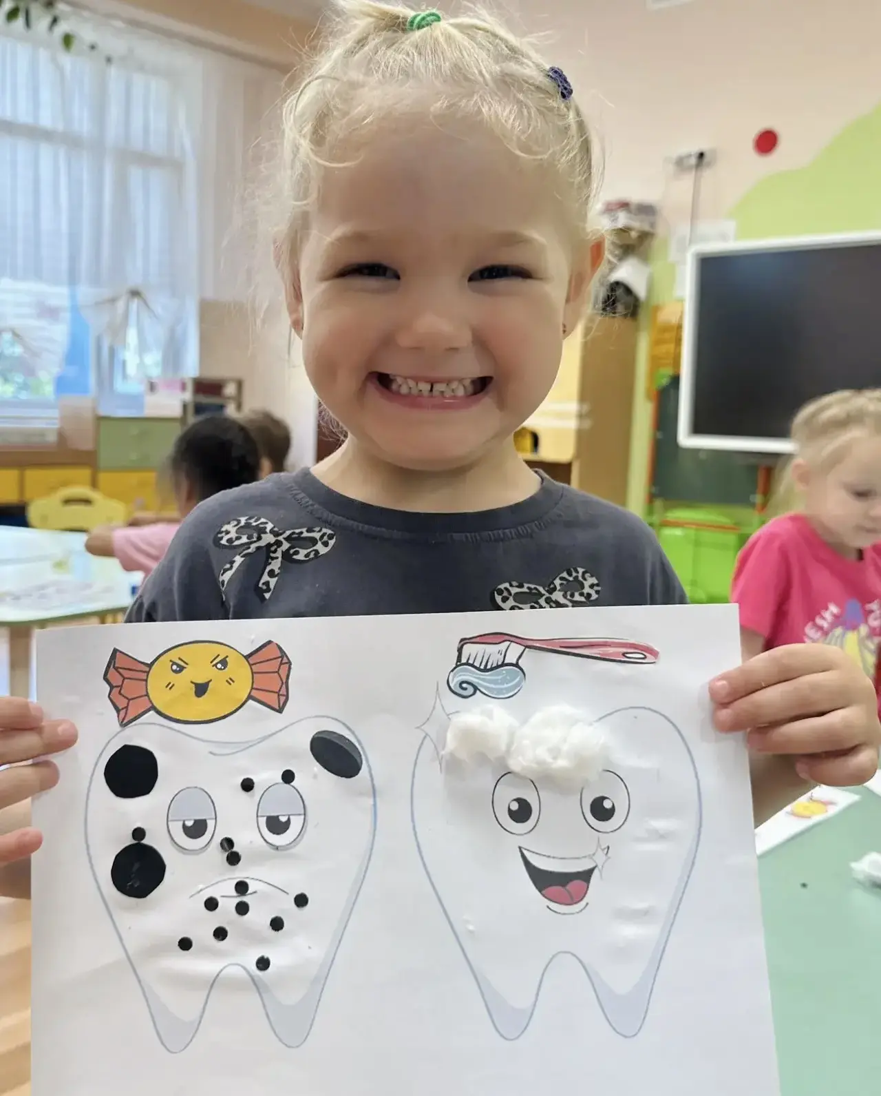 🦷 «Чистим зубки — бережём улыбку!»

😊 Зубки у малышей очень нежные, поэтому ухаживать за ними нужн