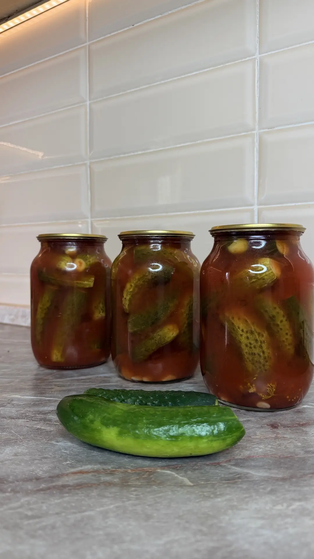 🌶️ Огурцы в кетчупе чили на зиму:

📍На литровую банку:
Укроп - 1 зонтик.
Вишня и смородина - по 2 