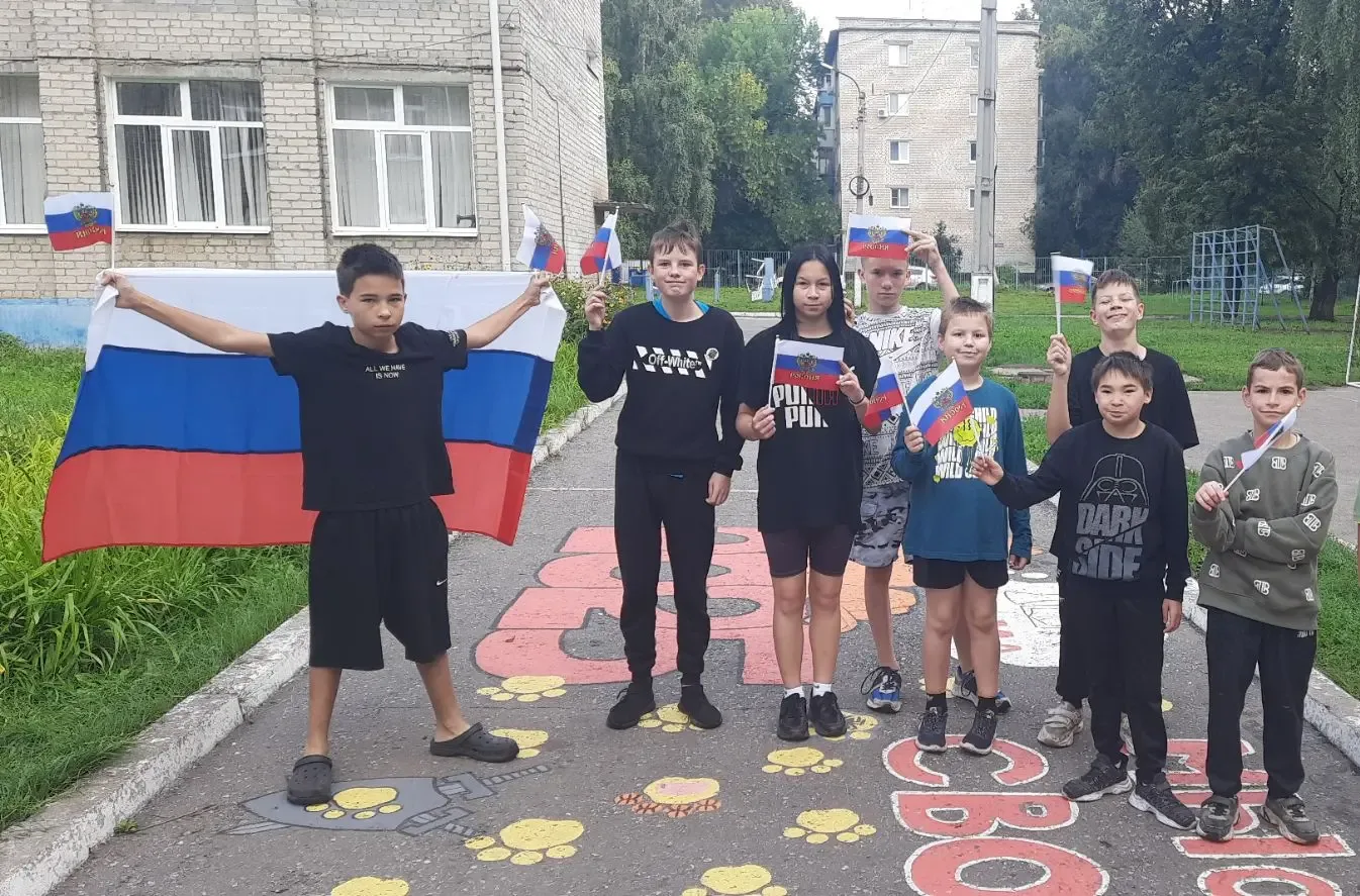 В преддверии государственного праздника – Дня флага России – ребята из детского дома «Г...