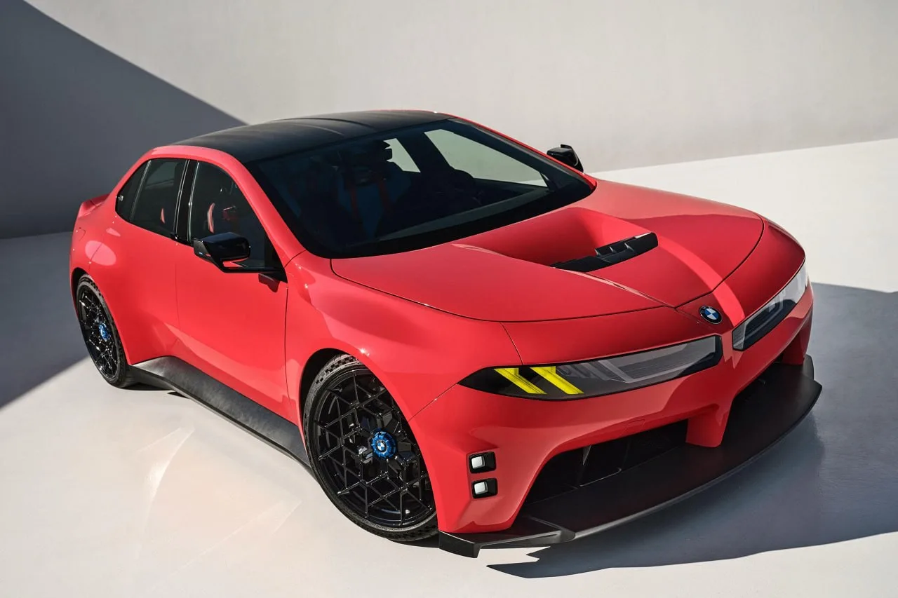 BMW поделилась новыми фото концепта BMW M Neue Klasse

На одном из снимков концепт позирует рядом с 