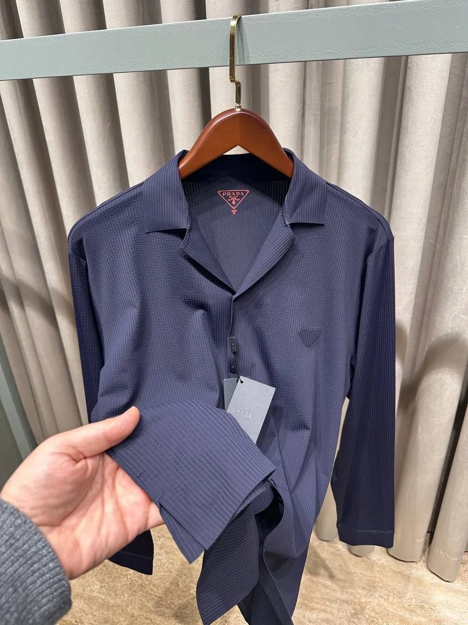 Элегантная мужская рубашка от бренда Prada