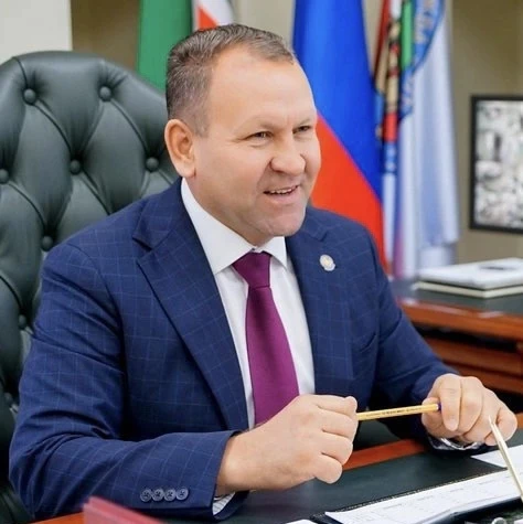 Район башлыгы Алмаз Хисаметдинов медицина хезмәткәрләрен һөнәри бәйрәмнәре белән котлады

Районыбызн