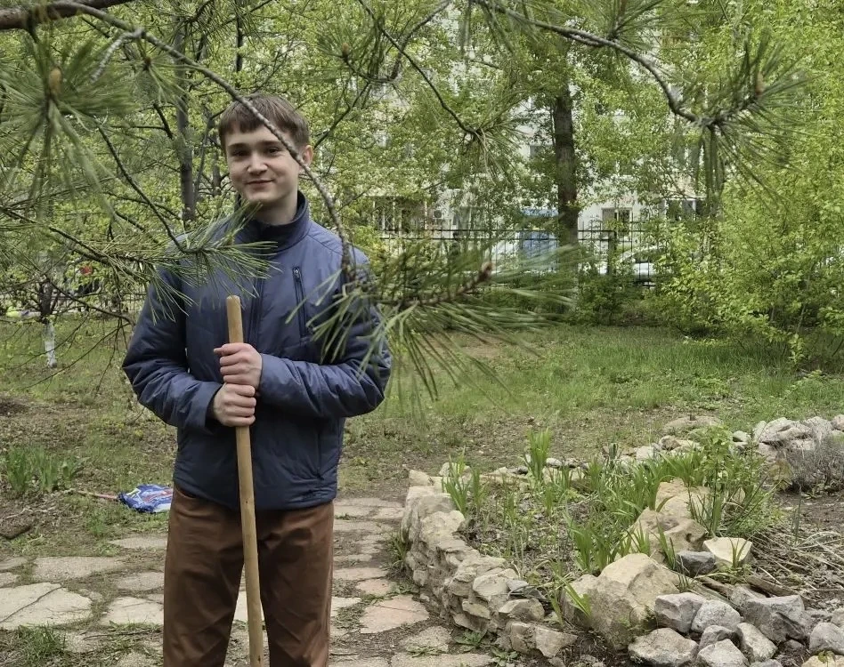 🌳 Наш школьный двор стал ещё уютнее!  Сегодня наша школа присоединилась к Всероссийскому субботнику.