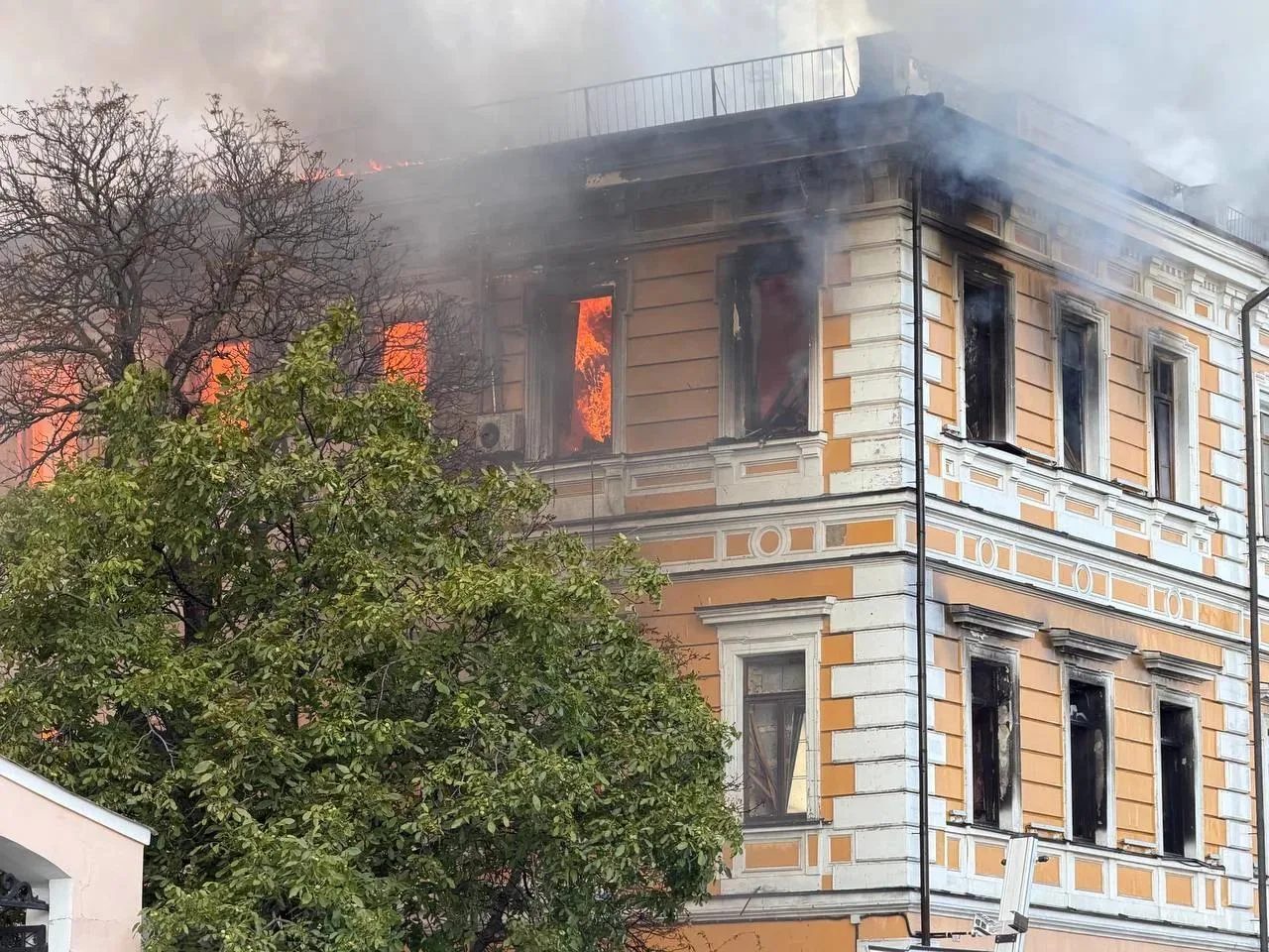‼️🇺🇦🔥После удара разрушено и пылает здание Национальной академии наук Украины