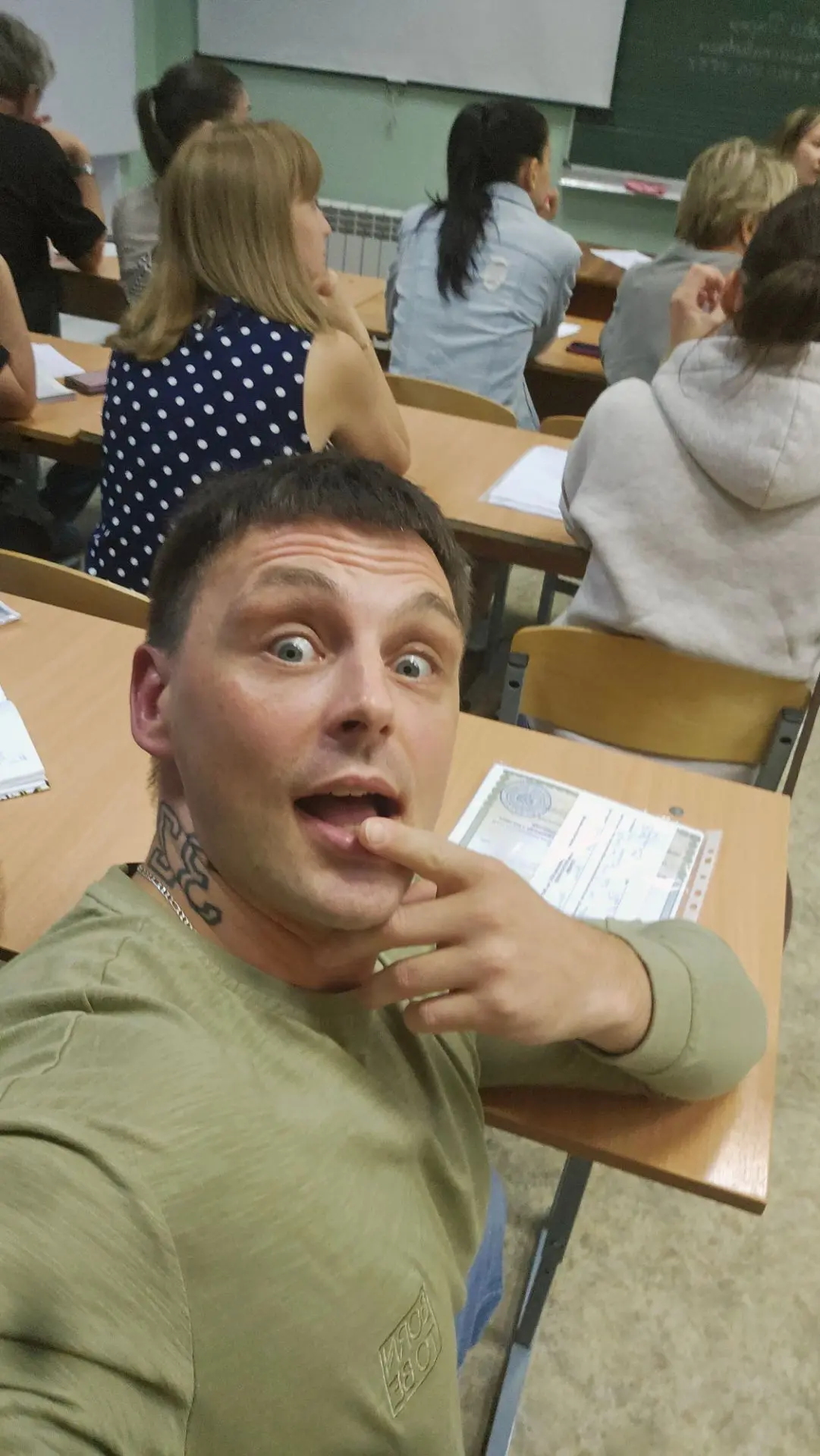 А теперь, пошёл учится в вечернюю смену. Угадайте на кого?