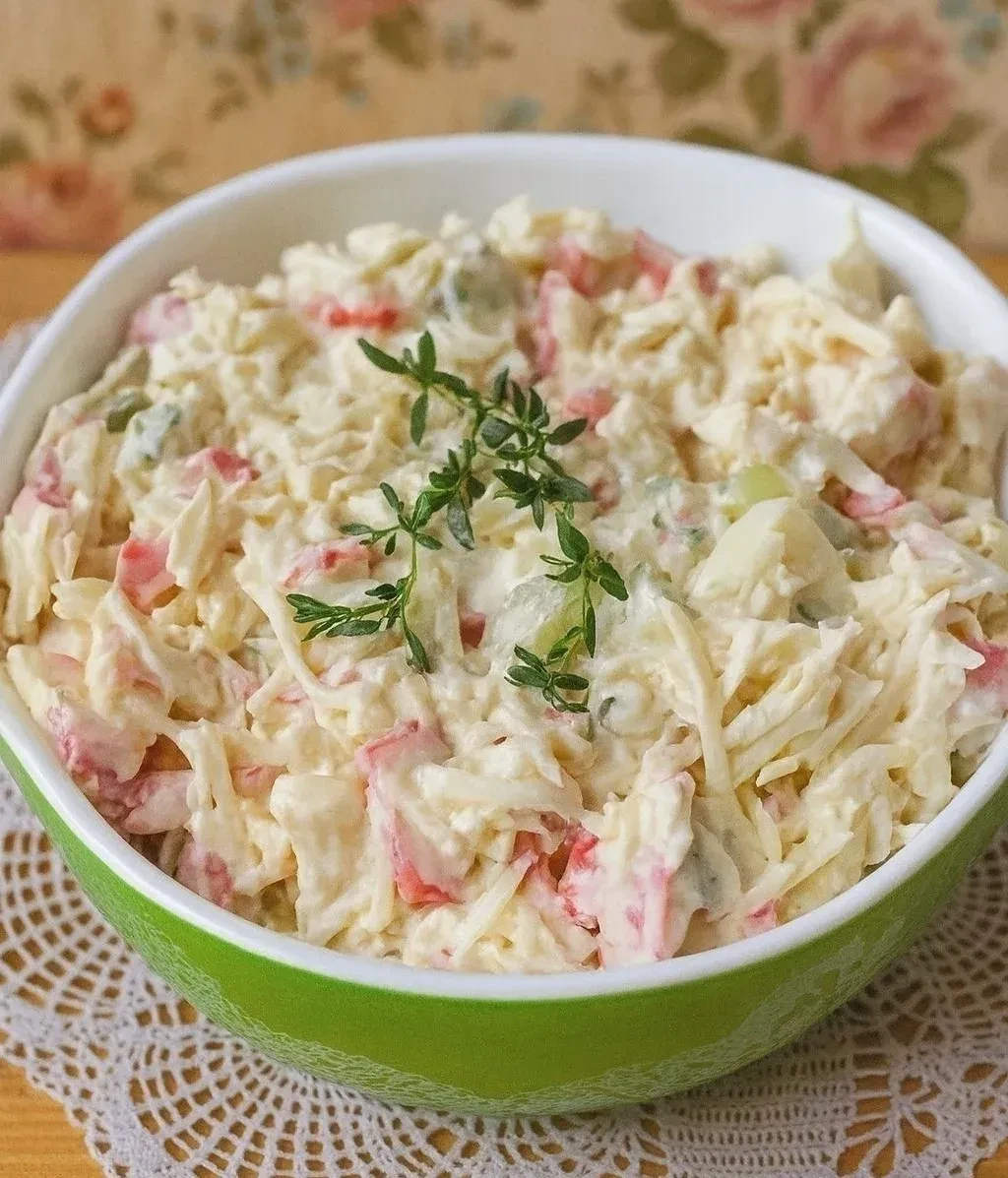 Простой салат с крабовыми палочками. Салат получается нежным, сочным и ароматным 🥰  Ингредиенты: Кра