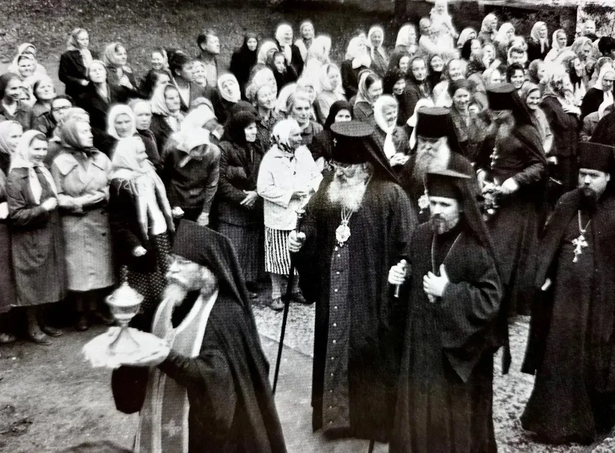 Не пройдем же мимо протянутых к нам рук; мимо страждущих, болью и горем исполненных гла...
