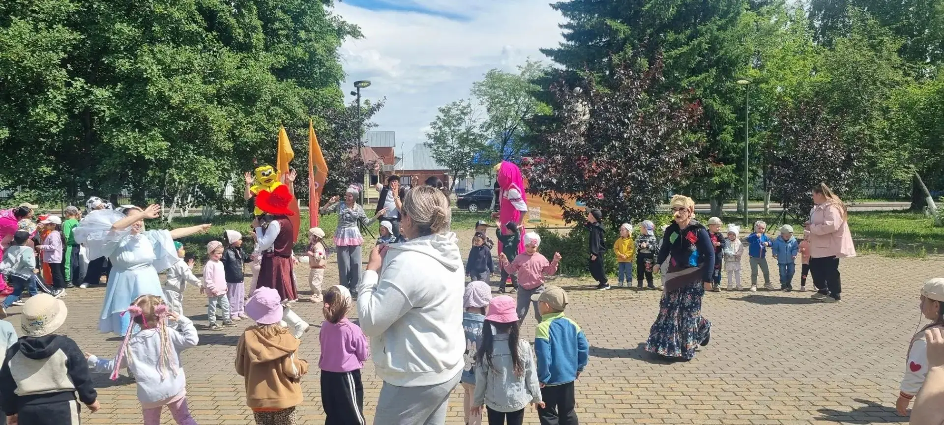 Лето в Татарстане в самом разгаре, и районный дом культуры решил добавить красок в детские каникулы,