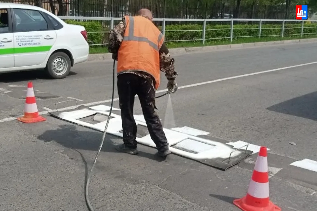 #работы_в_округе  Продолжаются работы на дорогах округа.   ✔️Бригады специалистов оперативно устраня